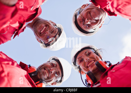 Lächelnd posiert im freien Arbeiter Stockfoto