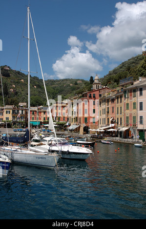 Kleine Boote vor Anker im Hafen von Portofino, Italien, bekannt für seine prominenten Besucher Stockfoto