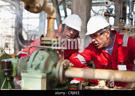 Arbeitnehmer, die Ausrüstung vor Ort zu prüfen Stockfoto