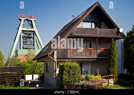 Appartementhaus vor Kopfbedeckungen der ehemaligen Kohle mine Haus Aden, Deutschland, Nordrhein-Westfalen, Ruhrgebiet, Bergkamen Stockfoto