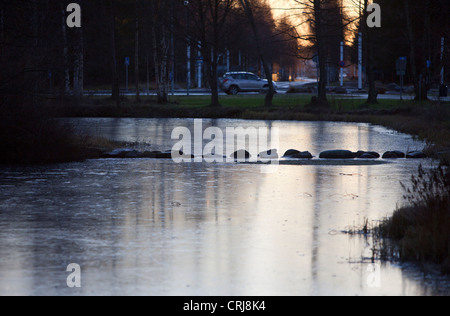 Erste Eisschicht auf einem Gartenteich, Finnland Stockfoto