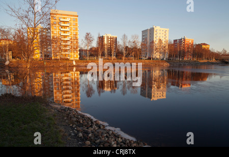 Finnische Wohnblock am Fluss Oulujoki Flussufer, Oulu, Finnland Stockfoto