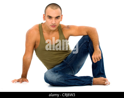 legerer Mann in Jeans und t-Shirt auf dem Boden Stockfoto