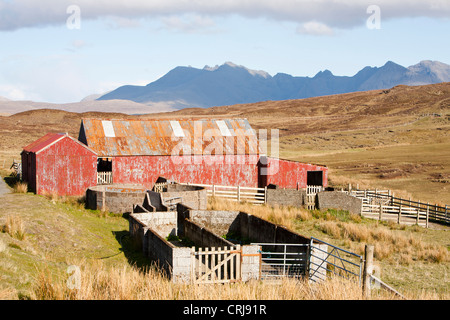 Die Cuillin Ridge auf der Isle Of Skye, Schottland, Großbritannien, von Talisker, mit einer alten Bauernhof Scheune im Vordergrund. Stockfoto