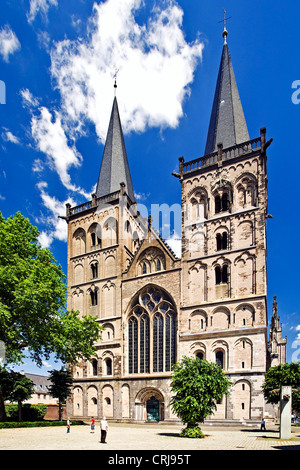 Menschen vor St. Viktor Dom in Xanten, Germany, North Rhine-Westphalia, Xanten Stockfoto