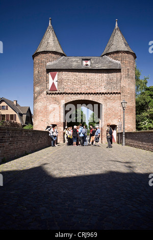 Touristen vor dem Klever Tor, Klever Tor, Germany, North Rhine-Westphalia, Xanten Stockfoto