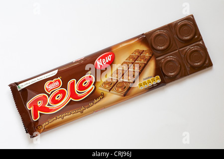Paket von neuen Nestle Rolo Schokolade Bar geöffnet anzuzeigenden Inhalt isoliert auf weißem Hintergrund Stockfoto