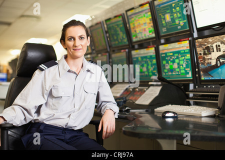 Frau arbeitet im Kontrollraum Sicherheit Stockfoto