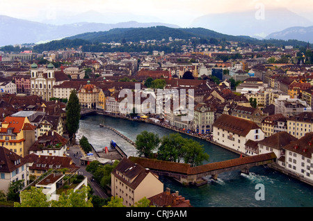 Blick über die historische Stadt Luzern am Vierwaldstätter See in der Zentralschweiz, im Hintergrund die Bergkette der Alpen, Schweiz, Luzern Stockfoto