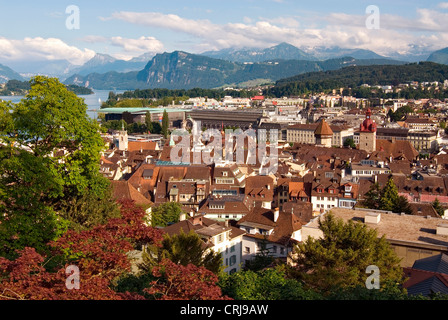 Blick über die historische Stadt Luzern am Vierwaldstätter See in der Zentralschweiz, im Hintergrund die Bergkette der Alpen, Schweiz, Luzern Stockfoto