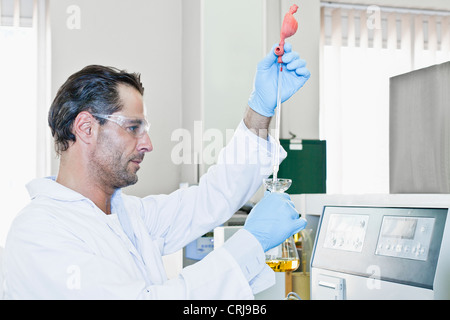 Wissenschaftler mit Pipette Flüssigkeit Stockfoto