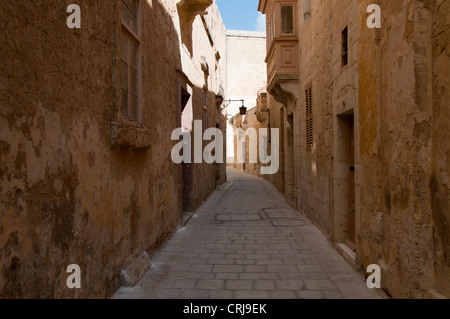 Straße und Häuser aus Stein in der alten Stadt von Malta, Valetta Stockfoto