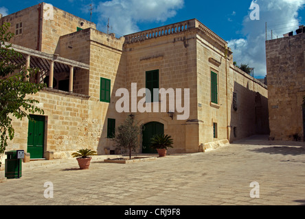 Straße und Häuser aus Stein in der alten Stadt von Malta, Valetta Stockfoto