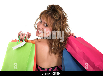 lächelnde junge Frau mit vier Einkaufstüten über ihre Schultern Stockfoto