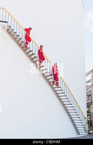 Arbeitnehmer auf Stufen Chemiewerk Stockfoto
