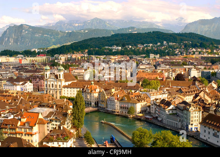 Blick über die historische Stadt Luzern am Vierwaldstätter See in der Zentralschweiz, im Hintergrund die Bergkette der Alpen, Schweiz, Luzern Stockfoto