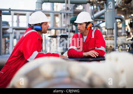 Arbeitnehmer im Chemiewerk Stockfoto