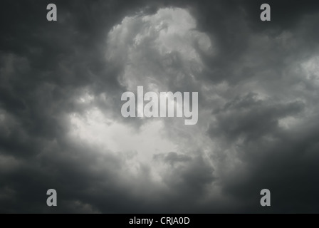 Düstere Wolken haben den Himmel vor dem Gewitter gehüllt. Stockfoto