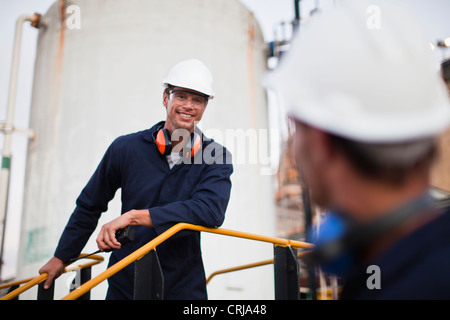 Arbeitnehmer im Chemiewerk Stockfoto
