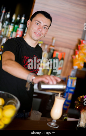 Barkeeper Gießen fertig aus dem Shaker cocktail in das Glas Stockfoto