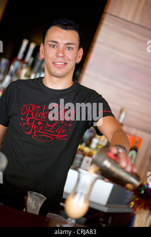 Barkeeper Gießen fertig aus dem Shaker cocktail in das Glas Stockfoto