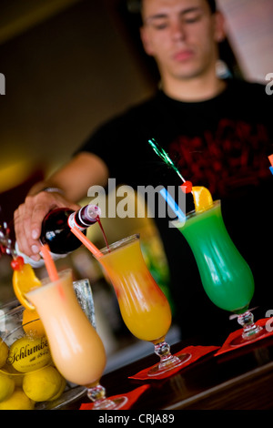 drei verschiedene Cocktails mixen Barkeeper Stockfoto