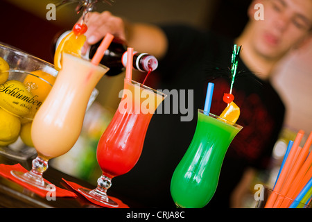drei verschiedene Cocktails mixen Barkeeper Stockfoto