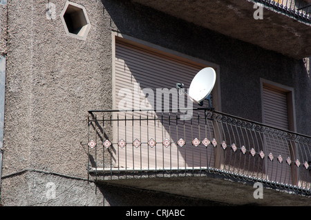 Satellitenschüssel auf Wohnung Balkon, Olbia, Sardinien, Italien Stockfoto
