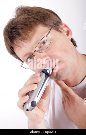 Mann, Trockenrasur, elektrische Rasierapparate Stockfoto