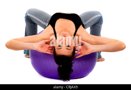 Schöne Mädchen dabei Bauchmuskeln auf einem Pilates ball Stockfoto