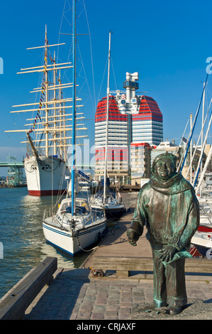 Hafen von Göteborg - Lilla Bommen oder der Lippenstift oder der Skanska-Wolkenkratzer und der Barque-Wikinger im Göteborger Hafen Schweden Europa Stockfoto