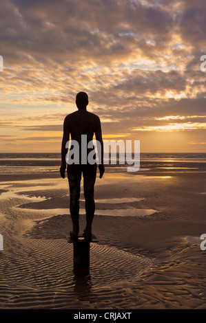 [ein weiterer Ort] Lifesize Metall Statuen auf Crosby Strand Merseyside England uk gb EU-Europa Stockfoto