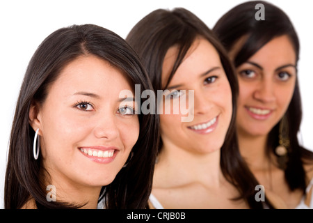 drei lächelnde junge Frauen mit dunkelbraunem Haar lange, gerade in einer Reihe Stockfoto