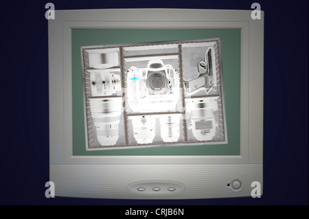 Röntgenaufnahme in einem Flughafen Handgepäck eines Terroristen mit revolver Stockfoto