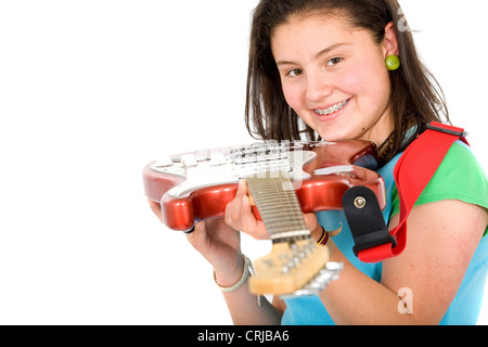 Mädchen mit Zahnspange abzielt, die Kamera mit dem Hals von einer e-Gitarre Stockfoto