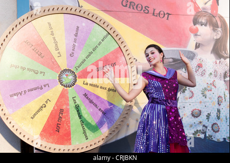 Bunte Gastgeberin Menschen dazu einzuladen, drehen Sie das Rad des Glücks in Montreal nur für Laughs Festival. Stockfoto