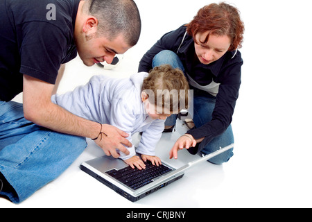 Familie auf einem Laptopcomputer Stockfoto