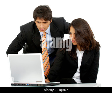 Geschäftsleute, die auf einem Laptopcomputer Stockfoto