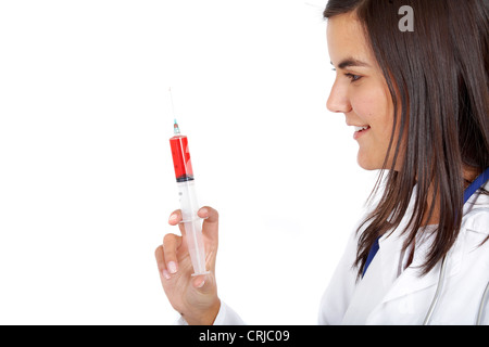 Ärztin in einem Krankenhaus lächelnd und hält eine Spritze in die hand Stockfoto