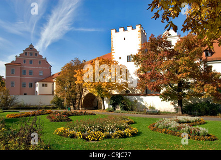 Historische Watergate neben einen schönen Herbst farbige Stadtpark in Amberg Stockfoto