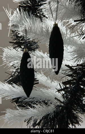Detail der Baum geschmückt mit schwarzen Verzierungen bedeutet Traurigkeit oder Trauer zu Weihnachten Stockfoto