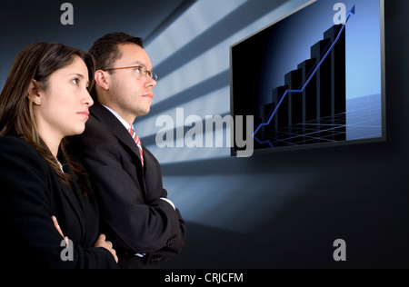 Unternehmer auf der Suche nach finanziellen Erfolg auf ein Business-Grafik zeigt ein großes Wachstum in den Wolken Stockfoto