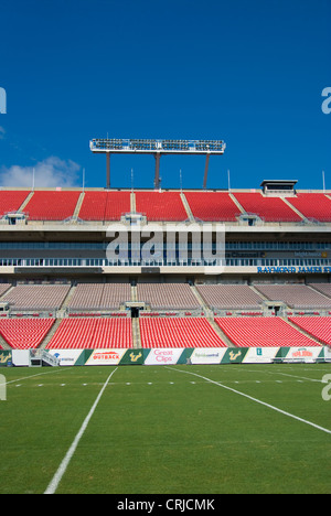 Stadionsitze im Raymond James Fußball Stadium in Tampa, Florida, wo die Tampa Bay Buccaneers team spielt. Stockfoto