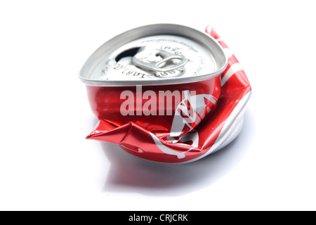 Zerkleinerte Coca Cola Dose Stockfoto
