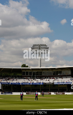 Eine Beleuchtung über dem Platz im Lords Cricket Ground wo spielten die West Indies Middlesex stehen. Stockfoto