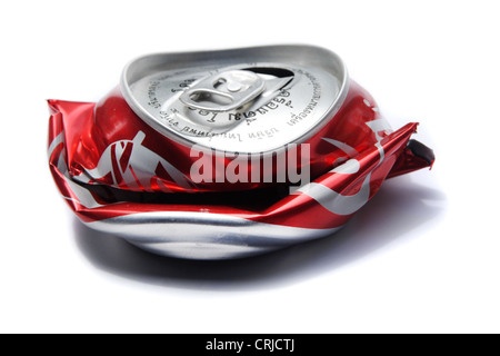 Zerkleinerte Coca Cola Dose Stockfoto