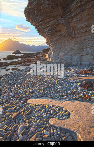 Die Cuillin Ridge auf der Isle Of Skye, Schottland, Großbritannien, von Elgol, bei Sonnenuntergang. Stockfoto