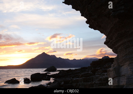 Die Cuillin Ridge auf der Isle Of Skye, Schottland, Großbritannien, von Elgol, bei Sonnenuntergang. Stockfoto