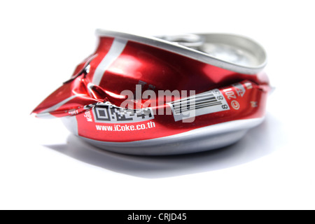 Zerkleinerte Coca Cola Dose Stockfoto