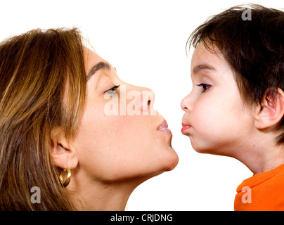 Mutter und Sohn, küssen Stockfoto